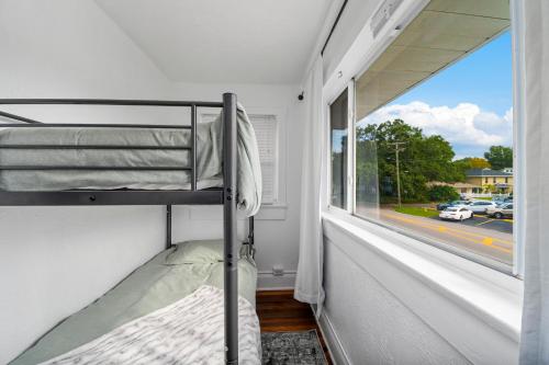 1 dormitorio con litera y ventana en Prime Location - Walk to Attractions - Sleeps up to 7 People, en Tampa