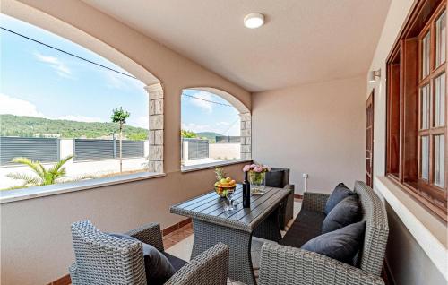 ein Raum mit Tisch und Stühlen und Fenstern in der Unterkunft 5 Bedroom Nice Home In Vela Luka in Vela Luka