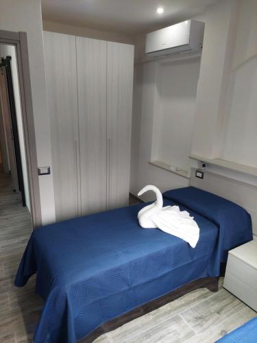 a room with a bed with a swan on it at Inteserras in Triei