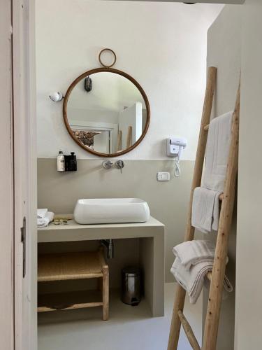 ガエータにあるClori Gaetaのバスルーム(洗面台、鏡付)