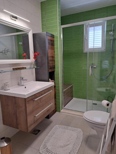 Ένα μπάνιο στο Little House Novigrad