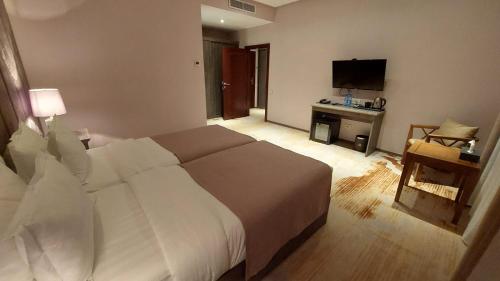  Aurora Resort Tsaghkadzor -  Room  picture :   Tea/Coffee maker    Shower    Bath                           