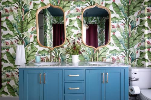 baño con tocador azul y 2 espejos en East Lake Stunner-Located at the foot of the Ruffner Mountains en Birmingham