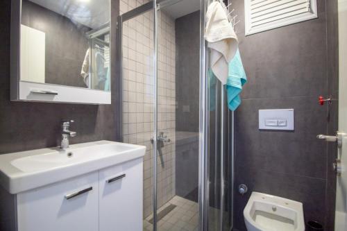 a bathroom with a shower and a sink and a toilet at Antalya Lara Dubleks 2+1 in Altınkum
