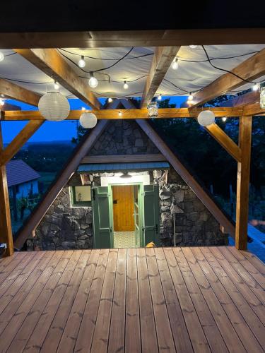 Pokój na poddaszu z drewnianą podłogą i drewnianym tarasem w obiekcie Csendár Cottage Balaton w mieście Hegymagas