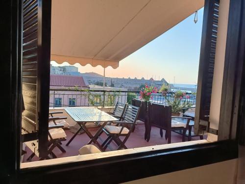ハニア・タウンにあるRayon De Soleilの窓から景色を望むバルコニー(テーブル、椅子付)が備わります。