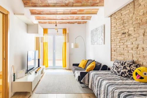 a living room with a couch and a tv at Sweet Room Barcelona in Hospitalet de Llobregat