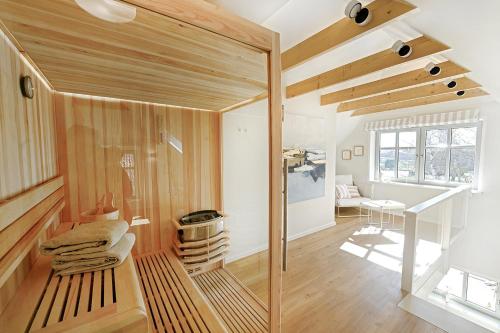 een kamer met houten lambrisering en een glazen wand bij Bi de Bark in Fehmarn