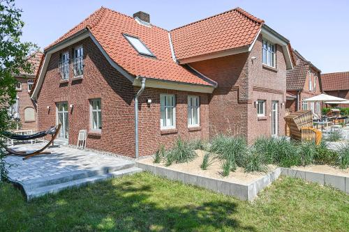 a brick house with a bench in front of it at Bi de Bark in Fehmarn