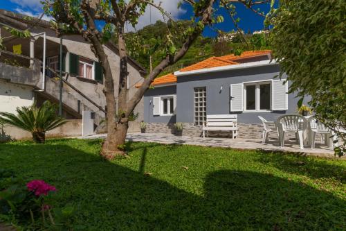 a view of a house with a yard at Casa da Hortência do Faial in Faial