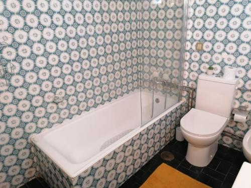 La salle de bains est pourvue de toilettes, d'une baignoire et d'un lavabo. dans l'établissement CLE House, à Anadia