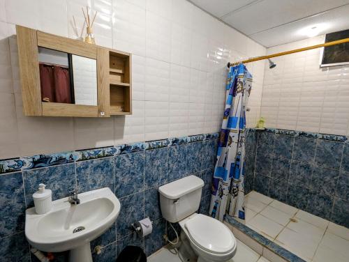 y baño con aseo, lavabo y ducha. en Casa Bautista Apartamentos Amoblados con vista al mar en Taganga