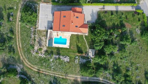Bazén v ubytování Villa Ivy with perfect privacy, pool, sauna and jacuzzi nebo v jeho okolí