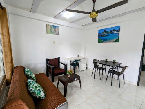 sala de estar con sofá y mesa en Casa Bautista Apartamentos Amoblados con vista al mar en Taganga