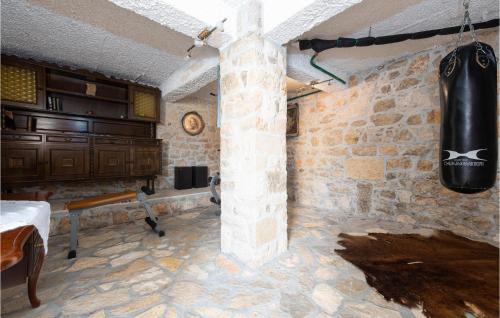 Habitación con pared de piedra y saco de boxeo en Stunning Home In Lovinac With Wifi en Lovinac