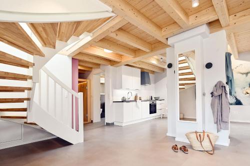 a room with white walls and wooden ceilings at Kleene Slott in Fehmarn