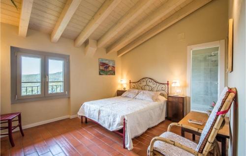 een slaapkamer met een bed, een raam en een stoel bij Casa Le Ginestre in Starda