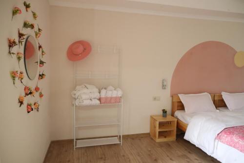 a bedroom with a bed and a shelf with towels at hOlarooms N1 in Sachure