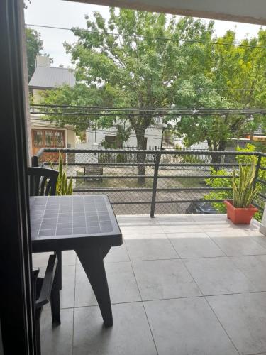 einen Tisch und Stühle auf einer Terrasse mit Aussicht in der Unterkunft Apartamento Sinde in Villaguay