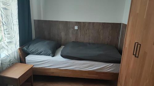 1 cama con 2 almohadas en una habitación en Pension HoPeLa en Gotha