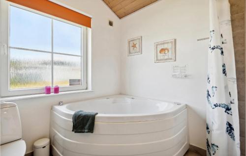 Et badeværelse på Awesome Home In Grsten With Swimming Pool