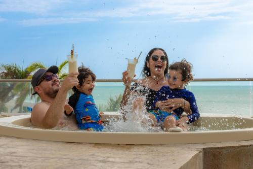 un grupo de personas sentadas en una bañera en Zuana Beach Resort, en Santa Marta