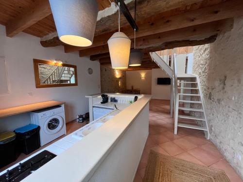 eine große Küche mit einer Treppe und einem Waschbecken in der Unterkunft No 10 Vic Fezensac in Vic-Fezensac
