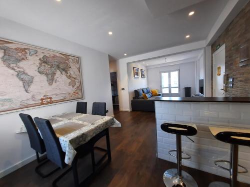una sala de estar con una mesa y un mapa en la pared en APARTAMENTO CENTRO GIJÓN con WIFI gratis y PARKING PÚBLICO próximo incluido, en Gijón