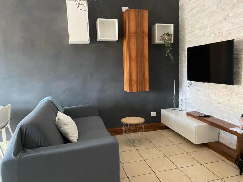 uma sala de estar com um sofá e uma televisão em Lovely Home em Avezzano