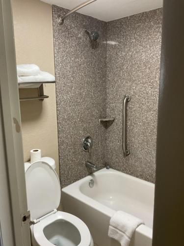 Bilik mandi di Super 8 by Wyndham Chattanooga/East Ridge