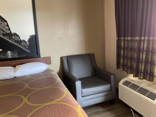 Katil atau katil-katil dalam bilik di Super 8 by Wyndham Chattanooga/East Ridge
