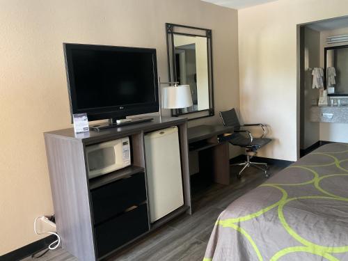 Televisyen dan/atau pusat hiburan di Super 8 by Wyndham Chattanooga/East Ridge