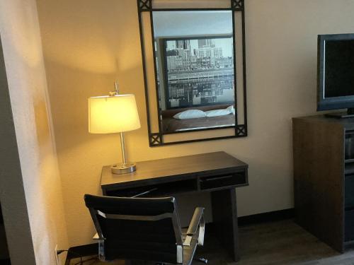 Televisyen dan/atau pusat hiburan di Super 8 by Wyndham Chattanooga/East Ridge