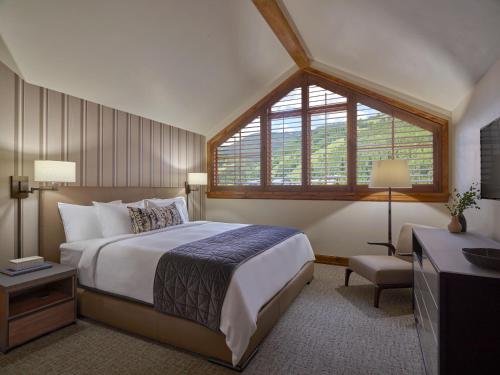 Un dormitorio con una cama grande y una ventana en The Sebastian - Vail en Vail