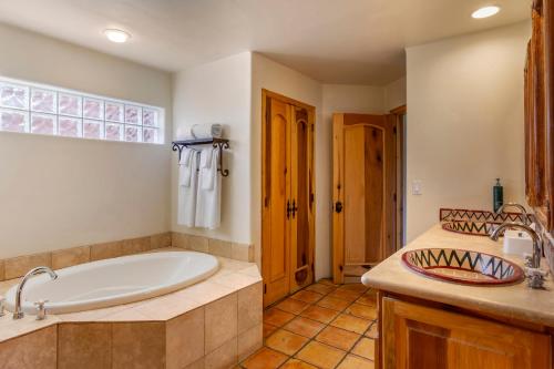 uma casa de banho com uma banheira e um lavatório em Hilton Vacation Club Rancho Manana em Cave Creek