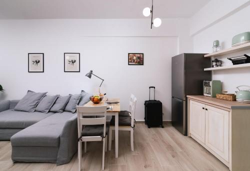 sala de estar con cama, mesa y cocina en Central apartments “Evanthia”, en Pitsidia