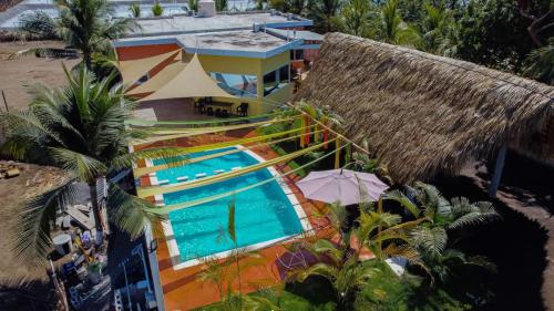 - une vue de tête sur un complexe avec une piscine dans l'établissement Casa grande Monterrico, à Monterrico