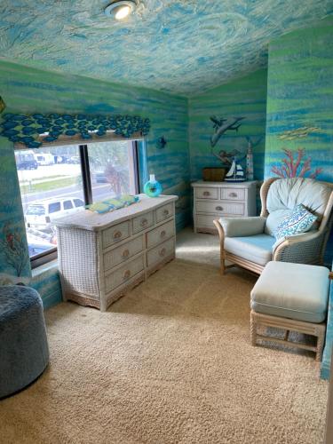 Ruang duduk di Flagler Beach Ocean Front Villa w/ Lg. In ground Pool-5-6Br/4Bth& attached apt