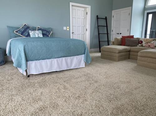 Katil atau katil-katil dalam bilik di Flagler Beach Ocean Front Villa w/ Lg. In ground Pool-5-6Br/4Bth& attached apt