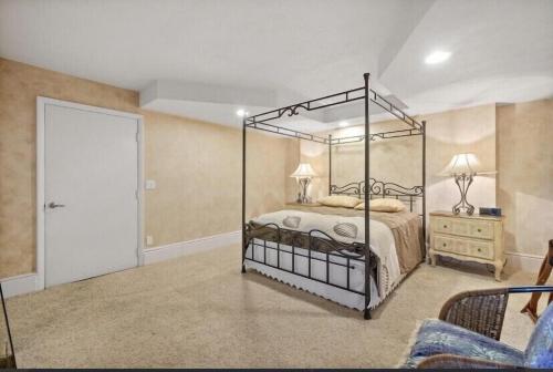 Katil atau katil-katil dalam bilik di Flagler Beach Ocean Front Villa w/ Lg. In ground Pool-5-6Br/4Bth& attached apt