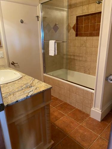 Bilik mandi di Flagler Beach Ocean Front Villa w/ Lg. In ground Pool-5-6Br/4Bth& attached apt