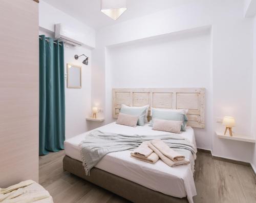 1 dormitorio con 1 cama con 2 toallas en Central apartments “Evanthia”, en Pitsidia