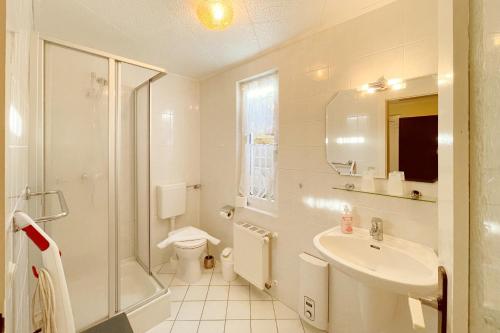 Koupelna v ubytování Bungalow Bergstrasse 3 Ferienwohnung 1