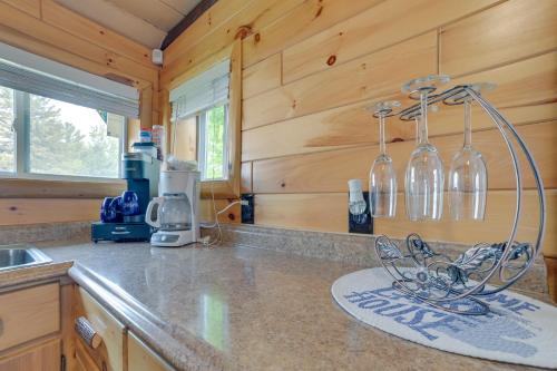 uma cozinha com um balcão com garrafas de vinho em Cozy Houghton Lake Vacation Rental with Fireplace! em Houghton Lake