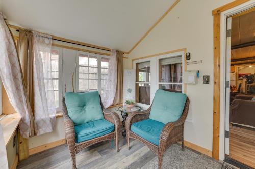 Posezení v ubytování Cozy Houghton Lake Vacation Rental with Fireplace!
