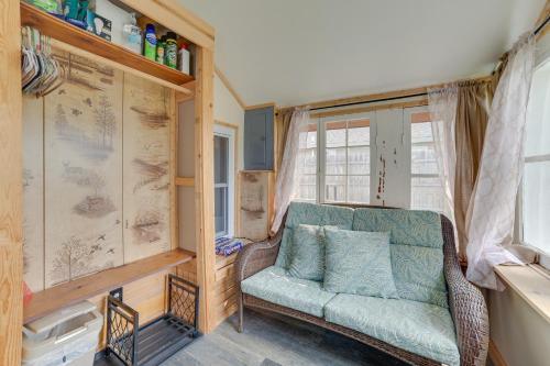 Posezení v ubytování Cozy Houghton Lake Vacation Rental with Fireplace!