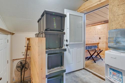 Kuchyň nebo kuchyňský kout v ubytování Cozy Houghton Lake Vacation Rental with Fireplace!