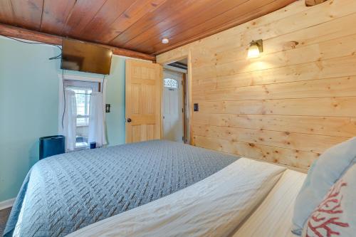Postel nebo postele na pokoji v ubytování Cozy Houghton Lake Vacation Rental with Fireplace!