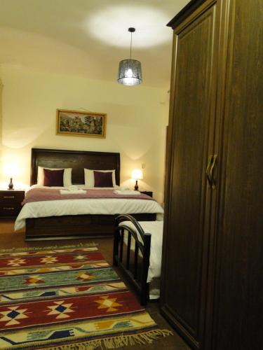 1 dormitorio con cama y alfombra en ( b&b ) Gadara rent room en Umm Qays