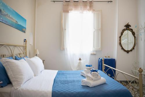 ein Schlafzimmer mit einem Bett mit Handtüchern darauf in der Unterkunft Antonia Jess Central ,Near Beach- by Gessica homes in Monopoli
